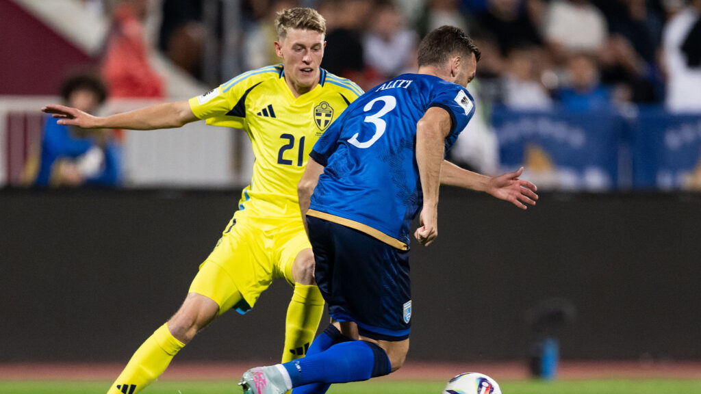 Alexander Bernhardsson från Sverige och Fidan Aliti från Kosovo under VM-kvalmatchen i fotboll mellan Kosovo och Sverige den 8 september 2025 i Pristina.