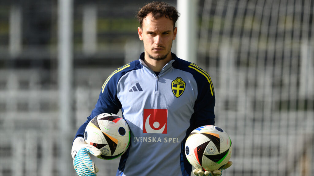 251013 Målvakt Elis Bishesari från det svenska U21-landslaget i fotboll under ett träningspass den 13 oktober 2025 i Jönköping.