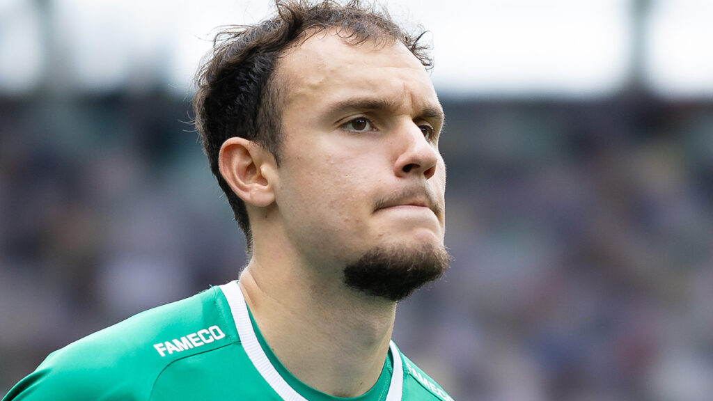 250706 IFK Göteborgs målvakt Elis Bishesari inför fotbollsmatchen i Allsvenskan mellan IFK Göteborg och Sirius den 6 juli 2025 i Göteborg.