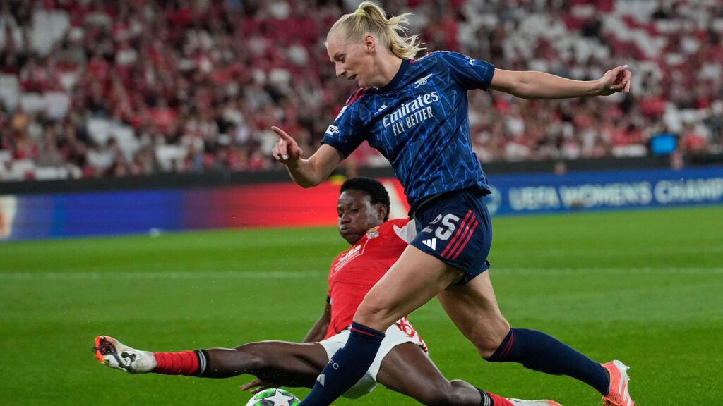 Benficas Christy Ucheibe, längst ner, utmanar om bollen med Arsenals Stina Blackstenius under damernas Champions League-match i inledningsfasen mellan SL Benfica och Arsenal på Luz-stadion i Lissabon, Portugal, torsdagen den 16 oktober 2025.