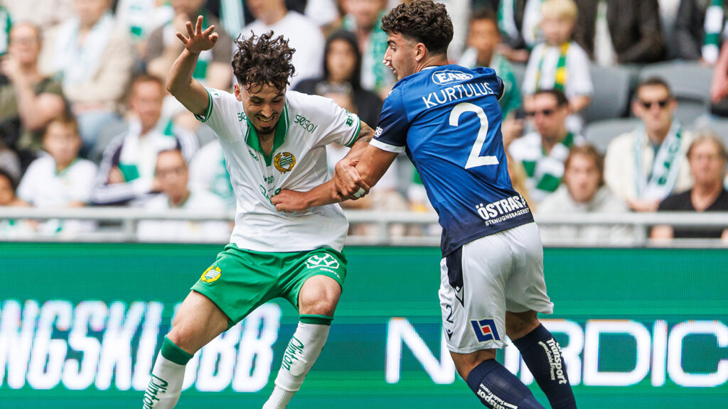 250628 Hammarbys Sebastian Tounekti och Halmstads Bleon Kurtulus under fotbollsmatchen i Allsvenskan mellan Hammarby och Halmstad den 28 juni 2025 i Stockholm.
