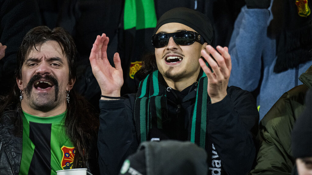 251027 GAIS Amin Boudri på läktaren inför fotbollsmatchen i Allsvenskan mellan Brommapojkarna och GAIS den 27 oktober 2025 i Stockholm.