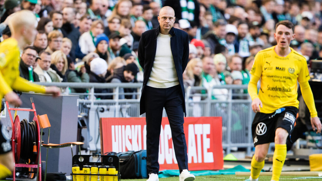 220415 Mjällbys tränare Andreas Brännström under fotbollsmatchen i Allsvenskan mellan Hammarby och Mjällby den 15 april 2022 i Stockholm.

