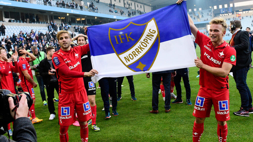 151031 Norrköpings Christoffer Nyman och Niklas Bärkroth jublar efter att Norrköping blivit Svenska Mästare efter fotbollsmatchen i Allsvenskan mellan Malmö FF och Norrköping den 31 oktober 2015 i Malmö.
