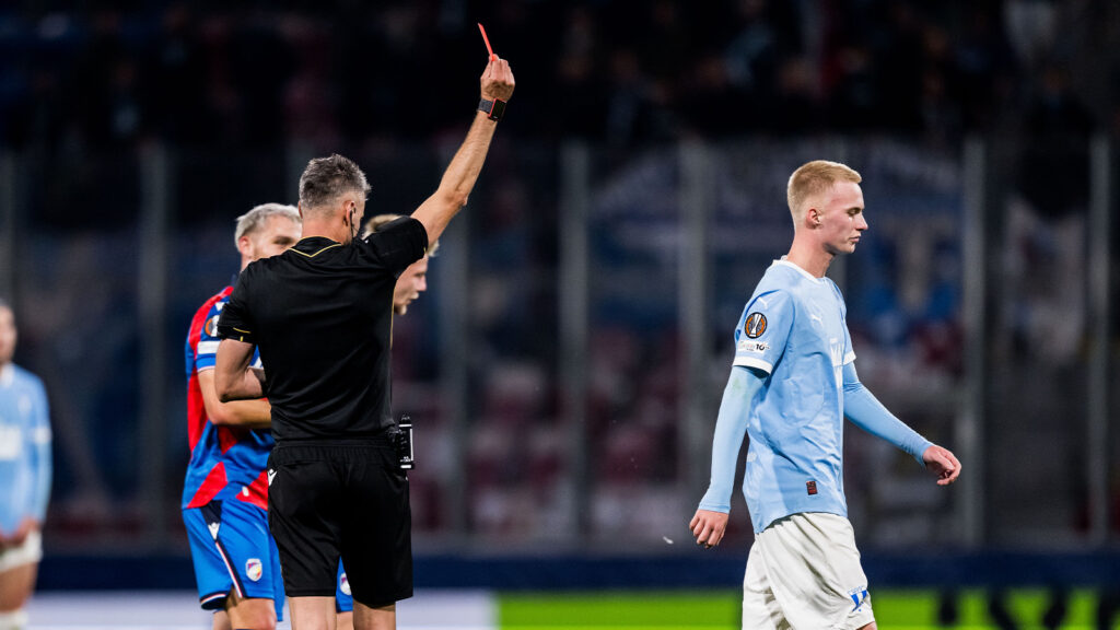 251002 Domare Enea Jorgji visar rött kort för Daniel Gudjohnsen från Malmö FF under UEFA Europa League-matchen mellan Viktoria Plzen och Malmö FF den 2 oktober 2025 i Plzen.