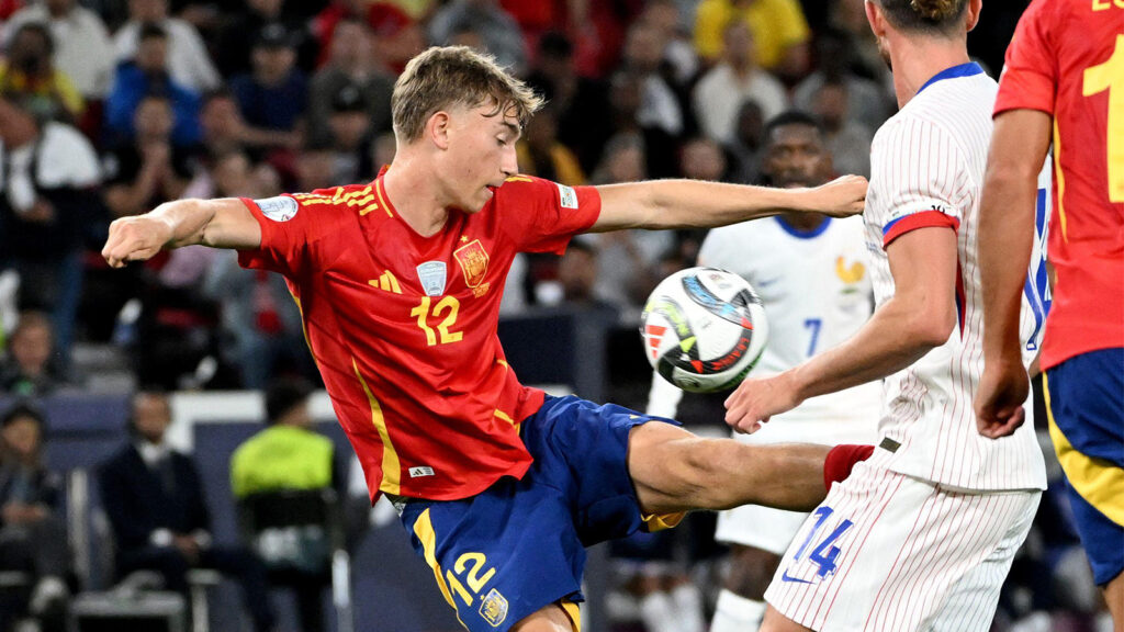 Stuttgart, Tyskland. 5 juni 2025. Fotboll, Nations League A, Spanien - Frankrike, playoff-omgång, semifinal, Stuttgart Arena, Spaniens Dean Huijsen (t.v.) gör ett mål som döms bort för offside.