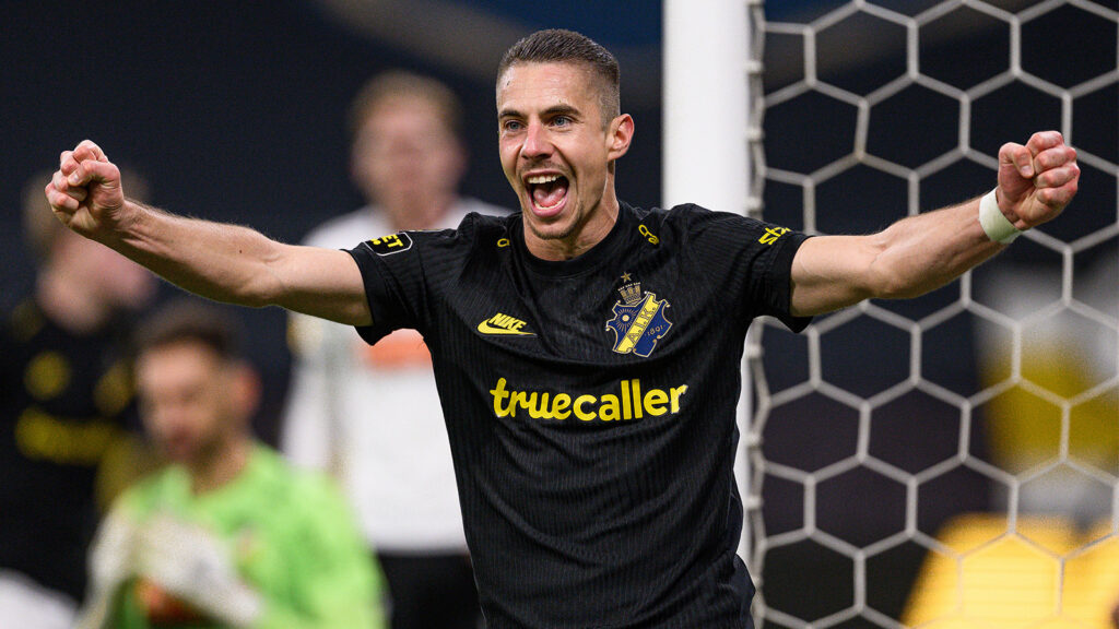 251026 AIKs Dino Besirovic jublar efter 1-2 under fotbollsmatchen i Allsvenskan mellan AIK och Häcken den 26 oktober 2025 i Stockholm.
