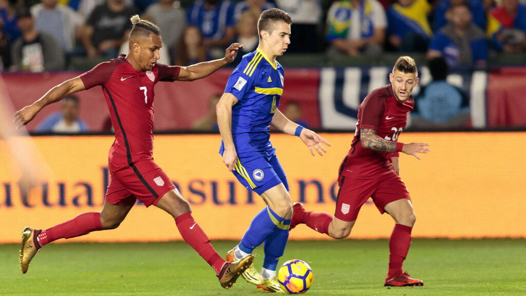 28 januari 2018 - Carson, Kalifornien, USA - Carson, CA - Söndag 28 januari 2018: Juan Agudelo, Dino Besirovic, Paul Arriola under en internationell vänskapsmatch mellan herrlandslagen från USA och Bosnien-Hercegovina på StubHub Center.