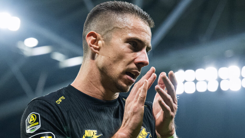 250928 AIKs Dino Besirovic under fotbollsmatchen i Allsvenskan mellan AIK och GAIS den 28 september 2025 i Stockholm.