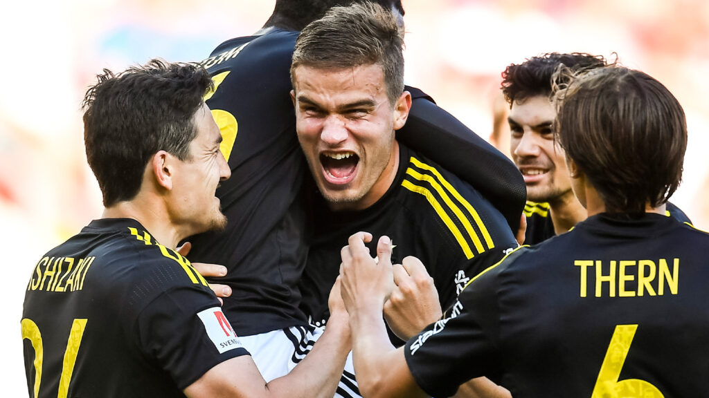 170709 AIK:s Eero Markkanen jublar efter 0-1 av Henok Goitom under fotbollsmatchen i Allsvenskan mellan Kalmar och AIK den 9 juli 2017 i Kalmar.
