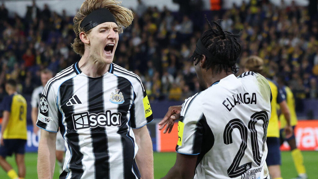 Anderlecht, Belgien. 1 okt, 2025. Anthony Gordon från Newcastle United (vänster) firar sitt andra mål från straffpunkten tillsammans med Anthony Elanga från Newcastle United (höger) under matchen mellan Union Saint-Gilloise och Newcastle United i UEFA Champions League på Constant Vanden Stock-stadion, Anderlecht.