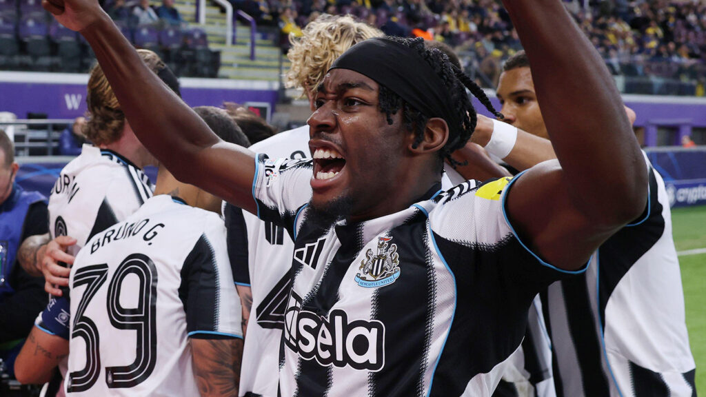 Anderlecht, Belgien. 1 okt, 2025. Anthony Elanga från Newcastle United firar det första målet under matchen mellan Union Saint-Gilloise och Newcastle United i UEFA Champions League på Constant Vanden Stock-stadion, Anderlecht.