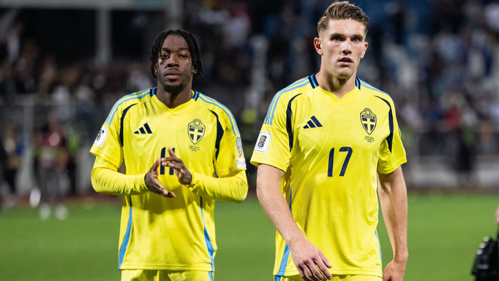 Anthony Elanga och Viktor Gyökeres från Sverige ser besvikna ut efter VM-kvalmatchen i fotboll mellan Kosovo och Sverige den 8 september 2025 i Pristina.