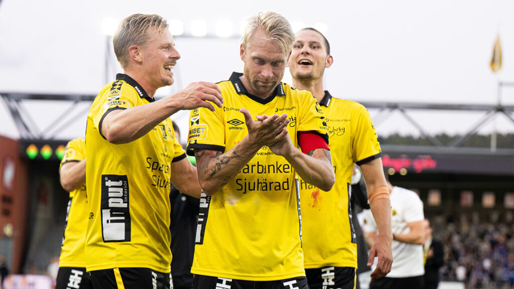 250728 Elfsborgs Per Frick, Johan Larsson och Rasmus Wikström jublet efter fotbollsmatchen i Allsvenskan mellan Elfsborg och IFK Göteborg den 28 juli 2025 i Borås.