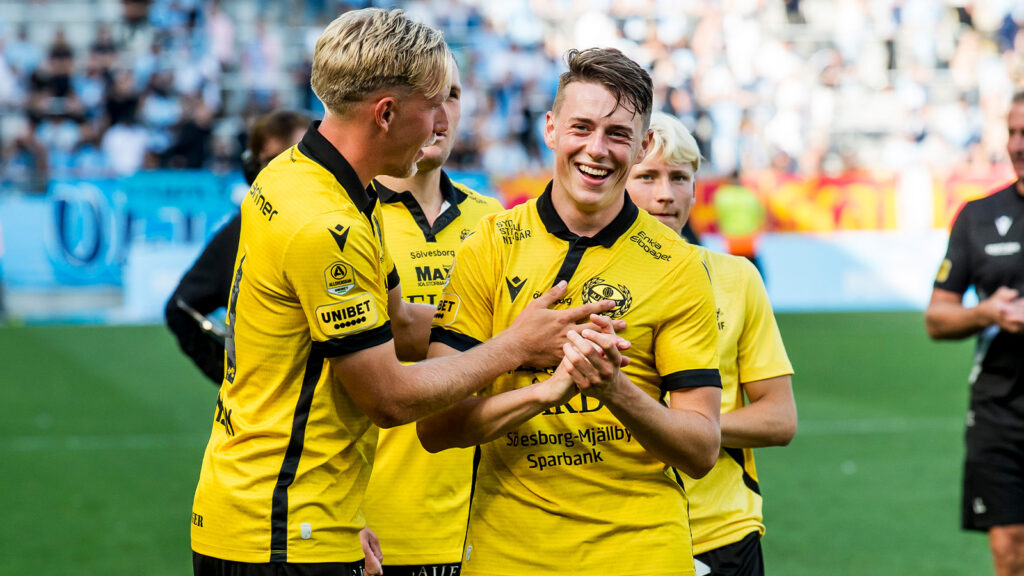 250809 Mjällbys Herman Johansson och Elliot Stroud jublar efter fotbollsmatchen i Allsvenskan mellan Malmö FF och Mjällby den 9 augusti 2025 i Malmö.

