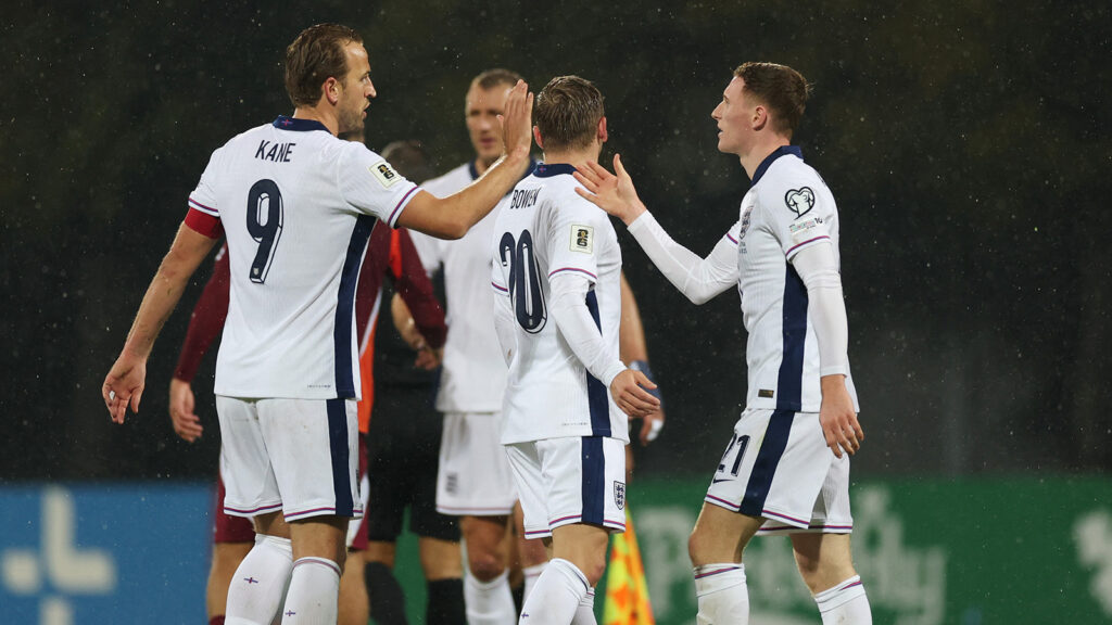 251014 Fotboll, VM Soccer Football - FIFA World Cup - UEFA Qualifiers - Group K - Latvia v England - Daugava Stadium, Riga, Latvia - October 14, 2025 England's Harry Kane, Jarrod Bowen and Elliot Anderson celebrate after qualifying for the FIFA World Cup Action Images via Reuters/Paul Childs