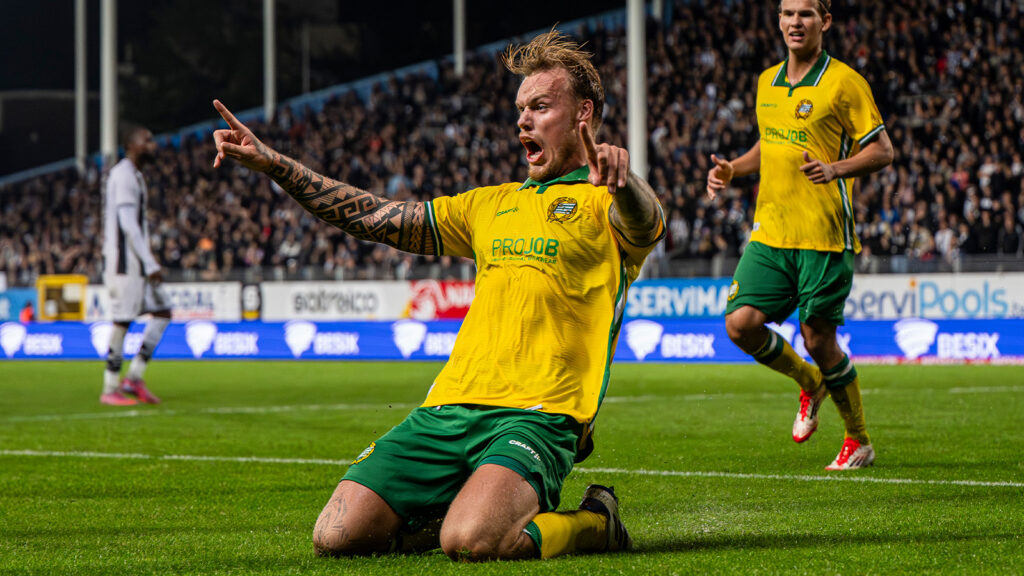 250731 Victor Eriksson från Hammarby firar efter att ha gjort 1-2-målet under Conference League-matchen mellan Sporting Charleroi och Hammarby den 31 juli 2025 i Charleroi.
