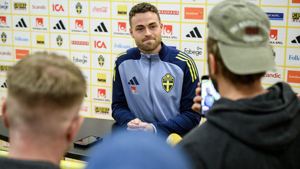 Gabriel Gudmundsson från det svenska herrlandslaget i fotboll i en mixad zon den 9 oktober 2025 i Stockholm.