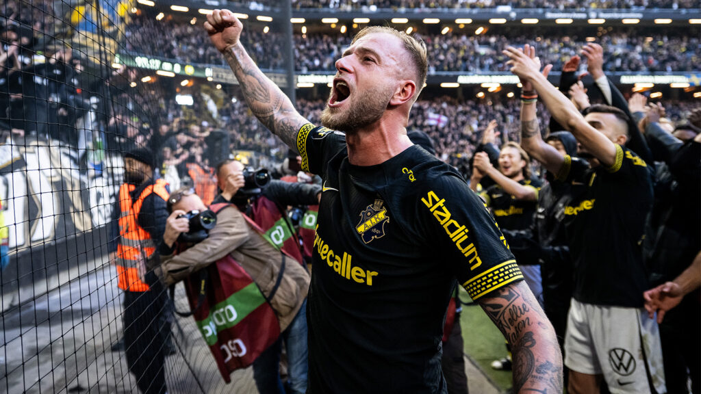 240929 AIKs John Guidetti jublar efter fotbollsmatchen i Allsvenskan mellan AIK och Hammarby den 29 september 2024 i Stockholm.