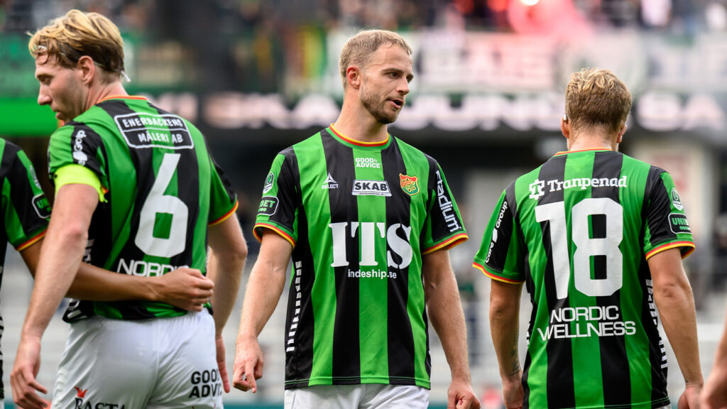 250831 GAIS Gustav Lundgren jublar med lagkamrater efter 2-0 under fotbollsmatchen i Allsvenskan mellan GAIS och Häcken den 31 augusti 2025 i Göteborg.