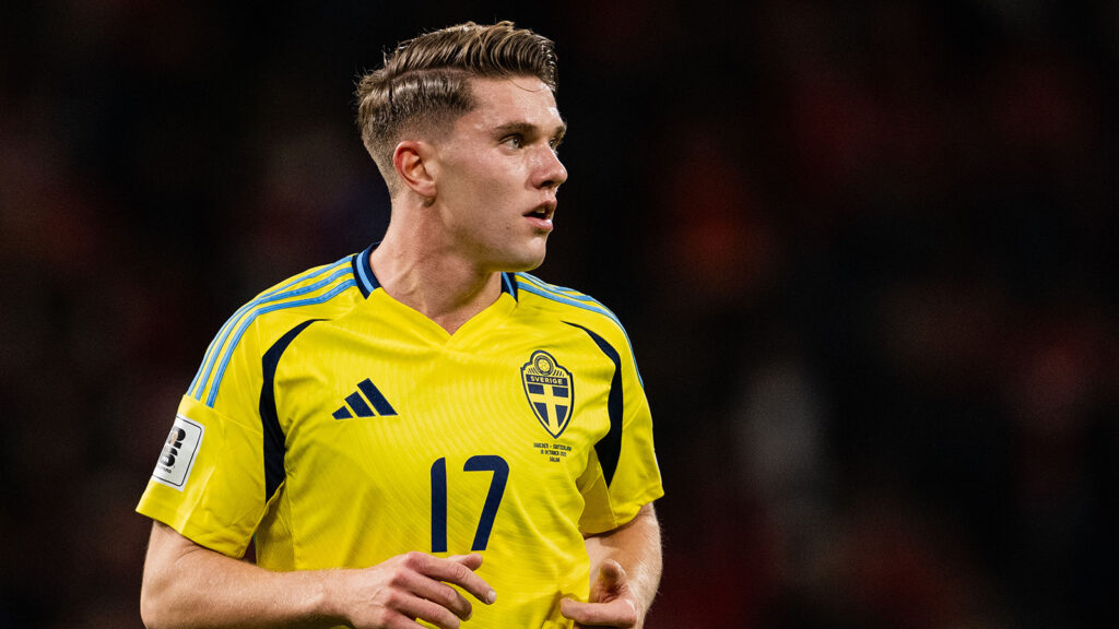 251010 Viktor Gyökeres från Sverige under FIFA-världsmästerskapskvalmatchen mellan Sverige och Schweiz den 10 oktober 2025 i Stockholm.