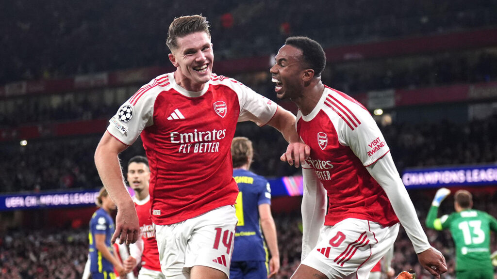 Arsenals Viktor Gyökeres (vänster) firar efter att ha gjort lagets fjärde mål i matchen under UEFA Champions League på Emirates Stadium, London. Bilddatum: Tisdagen den 21 oktober 2025.
