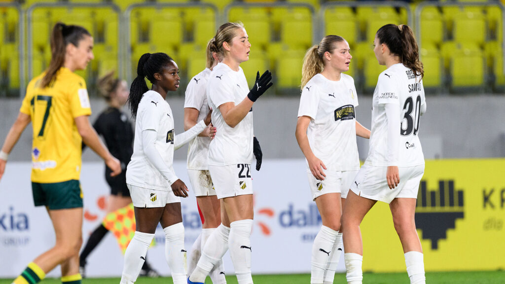251016 Paulina Nyström från Häcken firar med lagkamrater efter 1-2 under UEFA Women's Europa Cup-matchen mellan Katowice och Häcken den 16 oktober 2025 i Katowice.