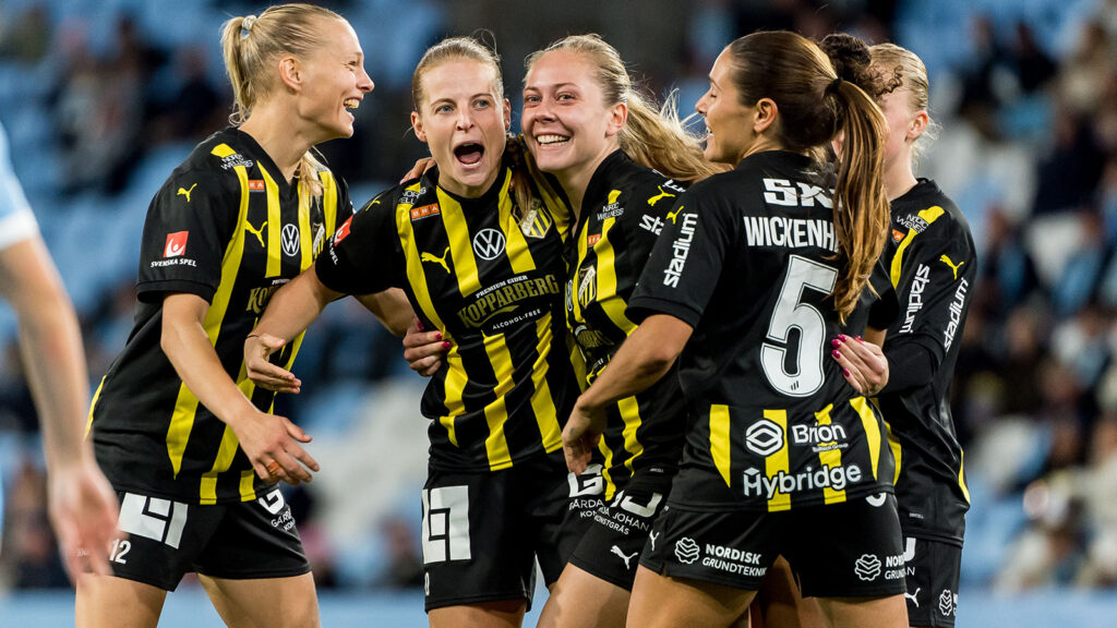 251001 Häckens Anna Anvegård och Alice Bergström jublar efter 0-1 under fotbollsmatchen i Damallsvenskan mellan Malmö FF och Häcken den 1 oktober 2025 i Malmö.
