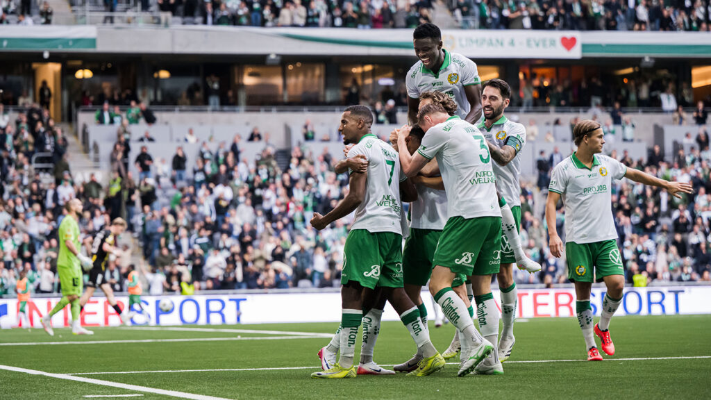 250921 Hammarbys Tesfaldet Tekie jublar med lagkamrater efter 1-0 målet under fotbollsmatchen i Allsvenskan mellan Hammarby och Häcken den 21 september 2025 i Stockholm.