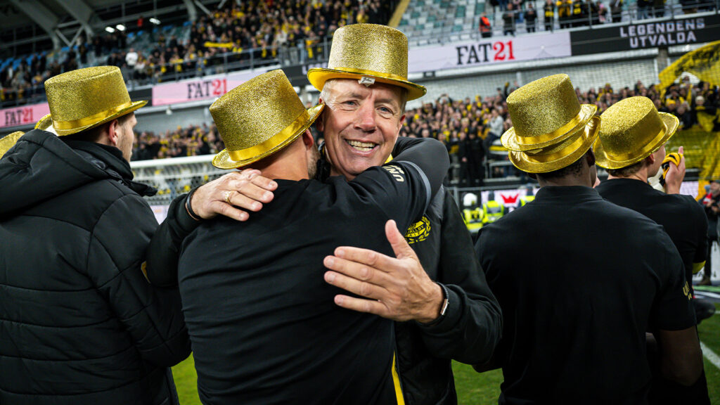 251020 Mjällbys sportchef Hasse Larsson jublar efter fotbollsmatchen i Allsvenskan mellan IFK Göteborg och Mjällby den 20 oktober 2025 i Göteborg.