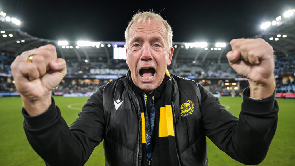 251020 Mjällbys sportchef Hasse Larsson jublar efter fotbollsmatchen i Allsvenskan mellan IFK Göteborg och Mjällby den 20 oktober 2025 i Göteborg.