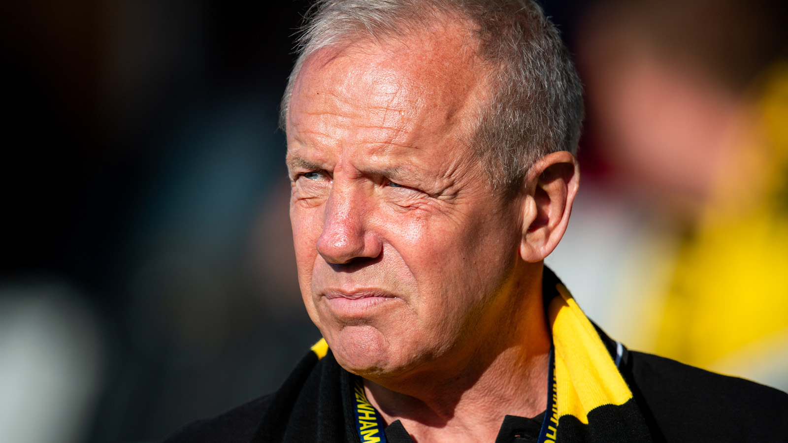 250519 Mjällbys sportchef Hasse Larsson under fotbollsmatchen i Allsvenskan mellan Mjällby och Brommapojkarna den 19 maj 2025 i Hällevik.