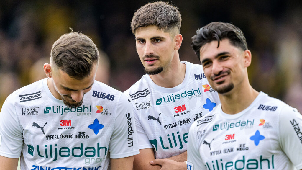 250601 Värnamos Ajdin Zeljkovic, Emin Grozdanic och Mohammad Alsalkhadi inför fotbollsmatchen i Allsvenskan mellan Mjällby och Värnamo den 1 juni 2025 i Hällevik.
