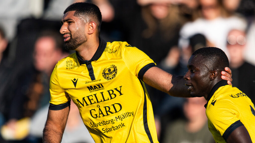 250519 Mjällbys Abdullah Iqbal och Abdoulie Manneh jublar efter 1-0 under fotbollsmatchen i Allsvenskan mellan Mjällby och Brommapojkarna den 19 maj 2025 i Hällevik.
