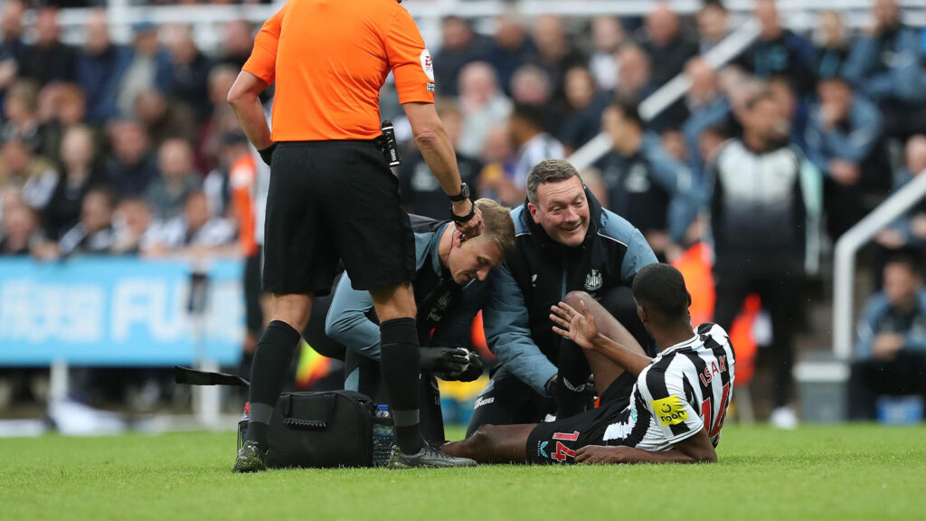 Newcastle, Storbritannien. 22 maj 2023. Newcastle Uniteds Alexander Isak får behandling för en skada under Premier League-matchen mellan Newcastle United och Leicester City på St. James's Park, Newcastle, måndagen den 22 maj 2023.