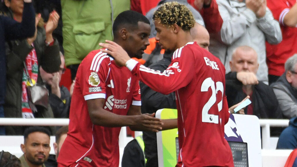 Liverpools Hugo Ekitike går av planen efter att ha blivit utbytt mot Liverpools Alexander Isak, till vänster, under Premier League-matchen i fotboll mellan Liverpool och Everton på Anfield Stadium i Liverpool, England, lördagen den 20 september 2025.