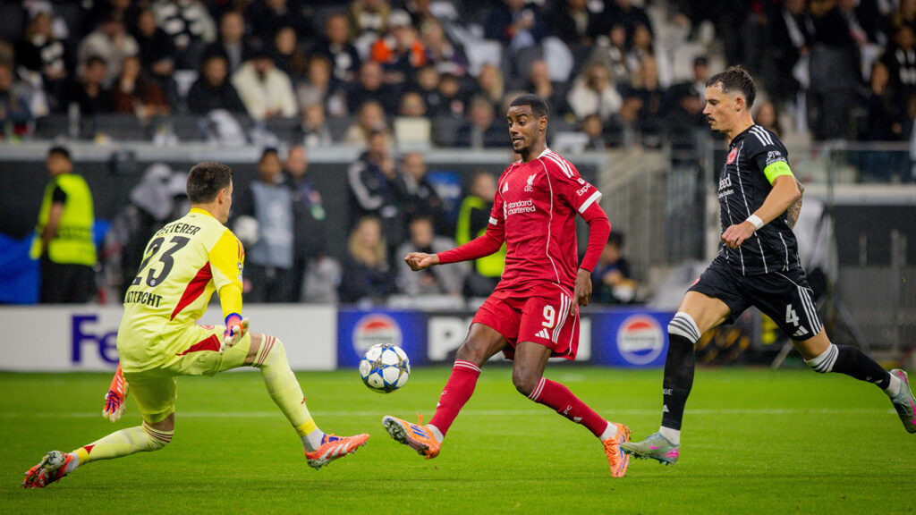 Frankfurt, Tyskland. 22 oktober 2025. Alexander Isak (Liverpool) Michael Zetterer, Robin Koch (FRA) Eintracht Frankfurt - FC Liverpool 22.10.2025.