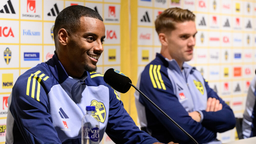Alexander Isak och Viktor Gyökeres från det svenska herrlandslaget i fotboll under en presskonferens den 12 oktober 2025 i Göteborg.
