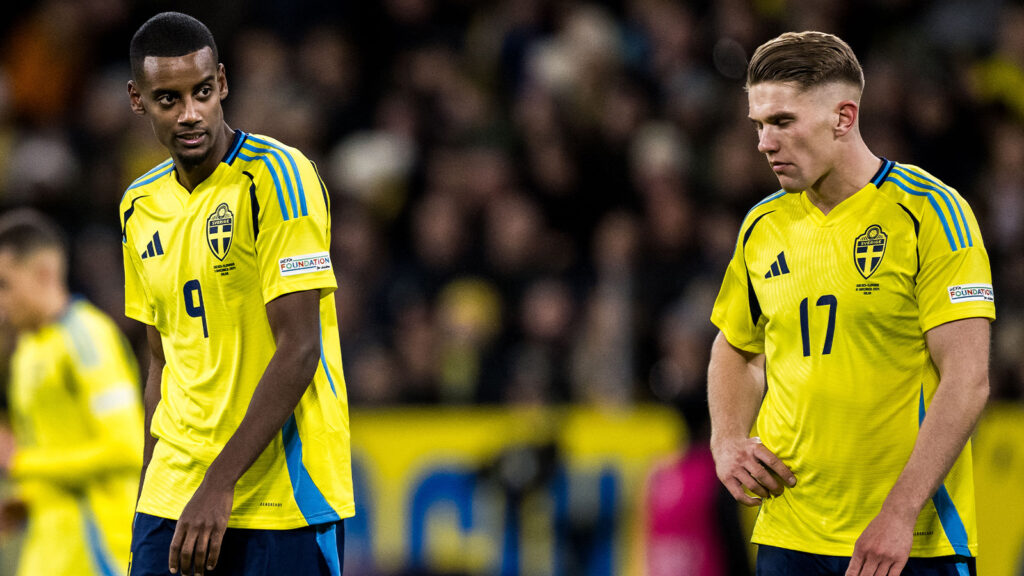 Alexander Isak och Viktor Gyökeres från Sverige ser besvikna ut under Nations League-matchen i fotboll mellan Sverige och Slovakien den 16 november 2024 i Stockholm.