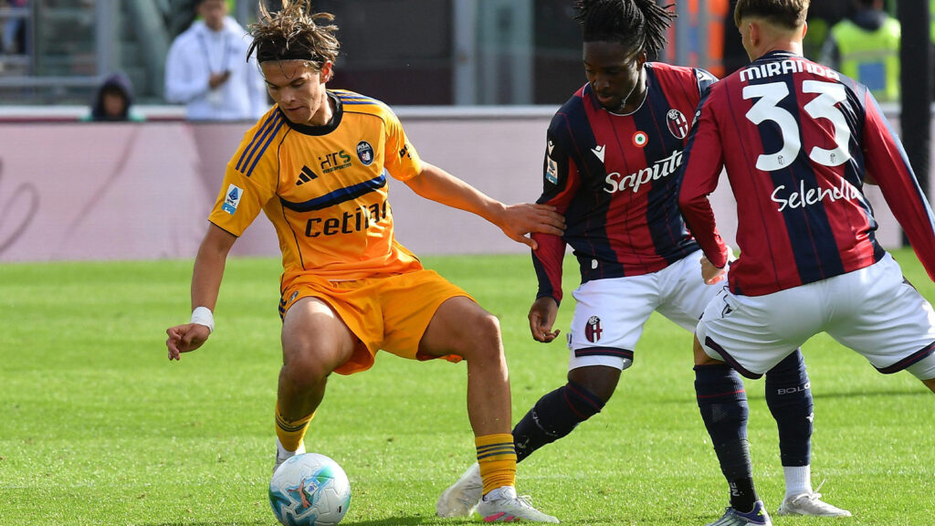 Bologna, Italien. 5 oktober 2025. Isak Vural (Pisa) stoppades av Rowe Jonathan (Bologna) under matchen Bologna FC mot Pisa SC, italienska Serie A, i Bologna, Italien, den 5 oktober 2025.