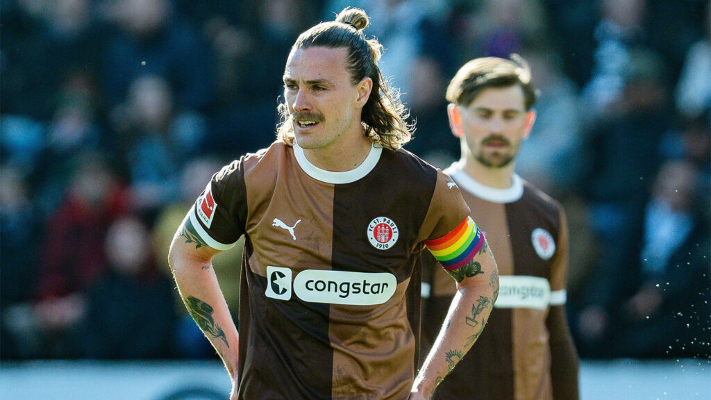 Hamburg, Tyskland. 6 april 2025. 06.04.2025, FC St. Pauli mot Borussia Mönchengladbach, 1. Bundesliga, 28:e spelomgången, Jackson Irvine (FC St. Pauli, 7). Viktig information: Enligt riktlinjerna från DFL Deutsche Fußball Liga och DFB Deutscher Fußball-Bund är det förbjudet att använda foton tagna på stadion och/eller från matchen i form av sekvensbilder och/eller videoliknande bildserier.