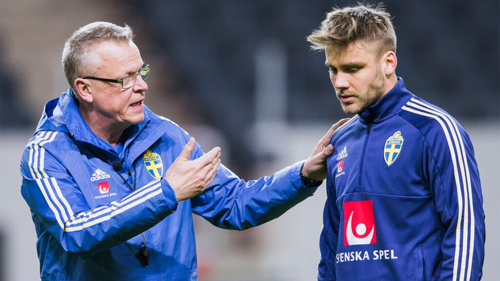 180321 Sveriges förbundskapten Janne Andersson och Christoffer Nyman under Sveriges fotbollslandslags träning den 21 mars 2018 i Stockholm.
