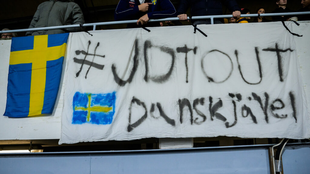 251013 Fans av Sverige med en banderoll med ordet "danskjävel" på läktarna under FIFA-världsmästerskapskvalmatchen mellan Sverige och Kosovo den 13 oktober 2025 i Göteborg.