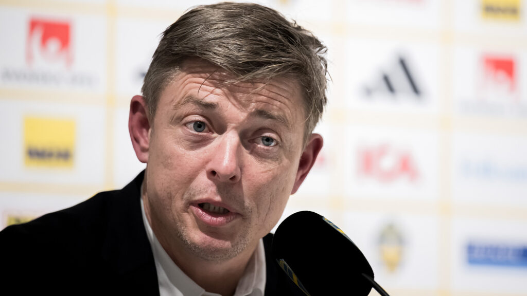 251013 Förbundskapten Jon Dahl Tomasson för Sverige under en presskonferens efter FIFA-världsmästerskapskvalmatchen mellan Sverige och Kosovo den 13 oktober 2025 i Göteborg.
