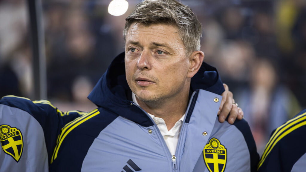 251013 Förbundskapten Jon Dahl Tomasson för Sverige inför FIFA-världsmästerskapskvalmatchen mellan Sverige och Kosovo den 13 oktober 2025 i Göteborg.