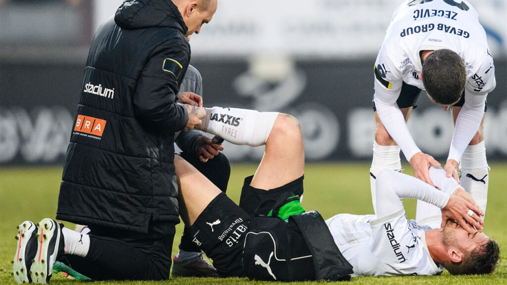 250308 Häckens Johan Hammar har ont under kvartsfinalen i Svenska Cupen mellan Mjällby och Häcken den 8 mars 2025 i Hällevik.