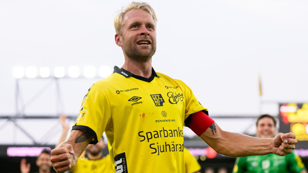 250728 Elfsborgs Johan Larsson jublar efter fotbollsmatchen i Allsvenskan mellan Elfsborg och IFK Göteborg den 28 juli 2025 i Borås.

