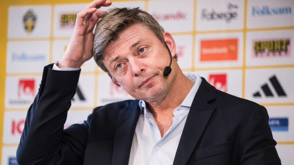 251001 Förbundskapten Jon Dahl Tomasson för det svenska herrlandslaget i fotboll under en presskonferens den 1 oktober 2025 i Stockholm.