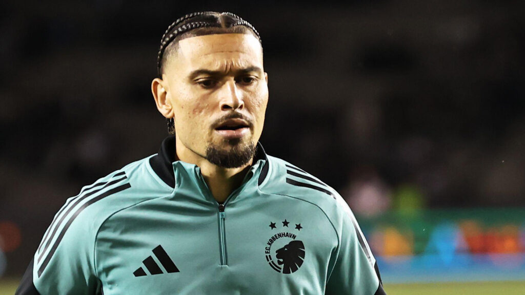 FC Köpenhamns Jordan Larsson värmer upp inför öppningsfasen av Champions League-matchen mellan Qarabag och FC Köpenhamn på Tofiq Bahramov-stadion i Baku, Azerbajdzjan, onsdagen den 1 oktober 2025.
