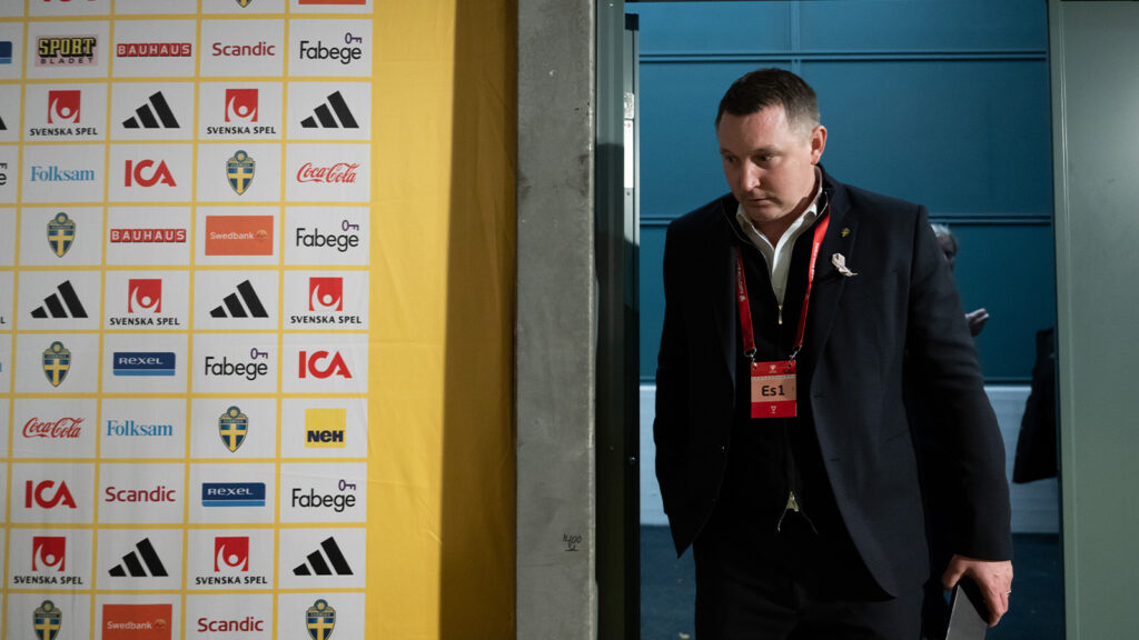 251013 Kim Källström, fotbollschef, i den mixade zonen efter FIFA-världsmästerskapskvalmatchen mellan Sverige och Kosovo den 13 oktober 2025 i Göteborg.